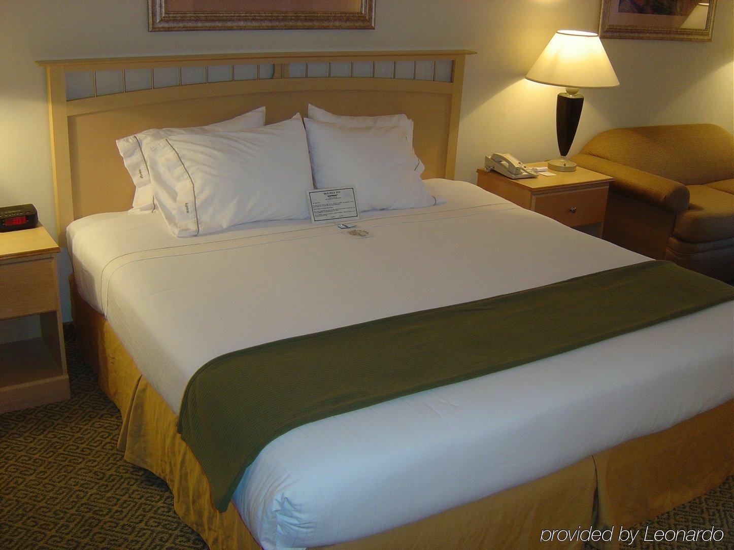 Holiday Inn Express Hotel & Suites Raleigh North - Wake Forest, An Ihg Hotel חדר תמונה